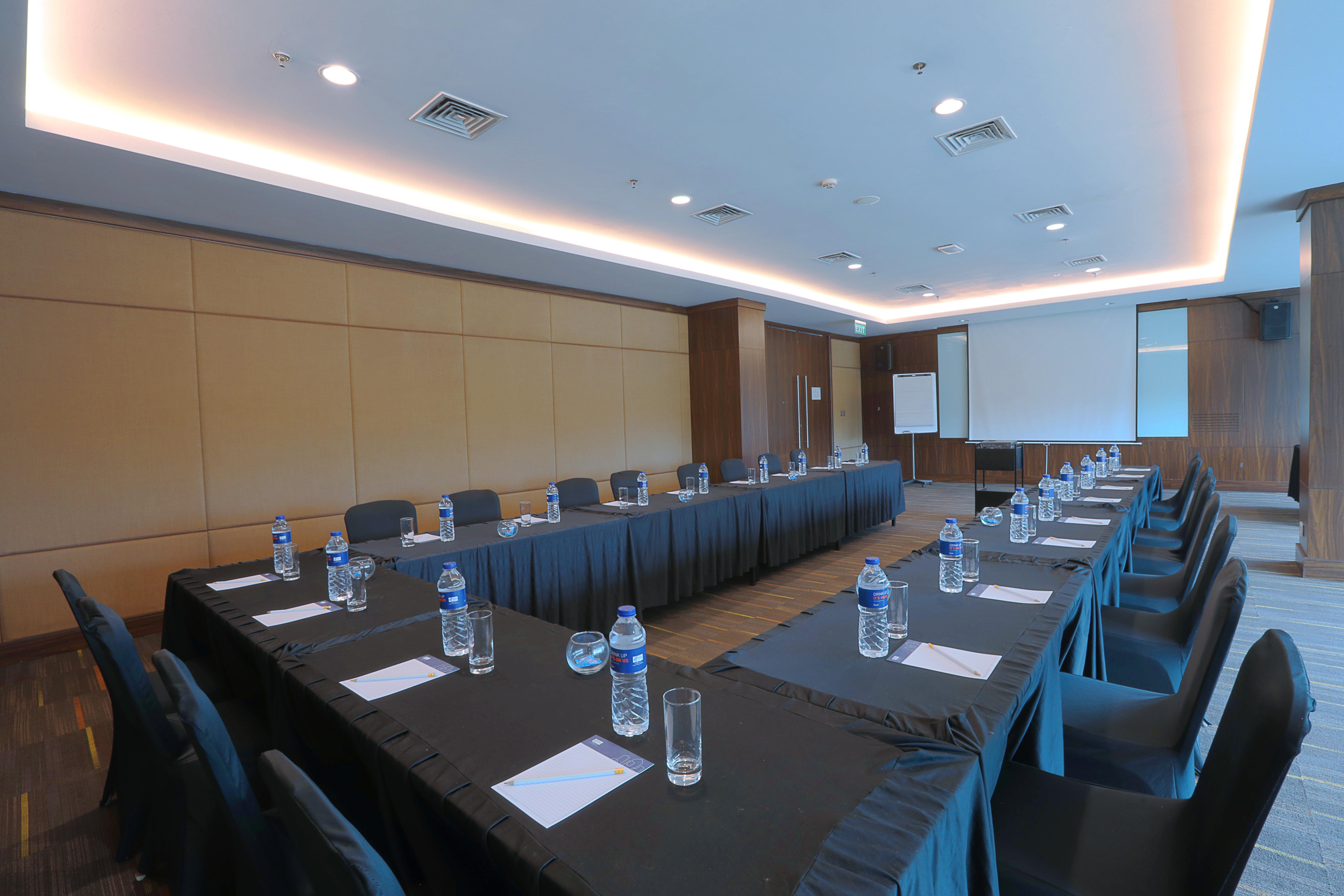Holiday Inn Express Jakarta International Expo By Ihg Exterior foto