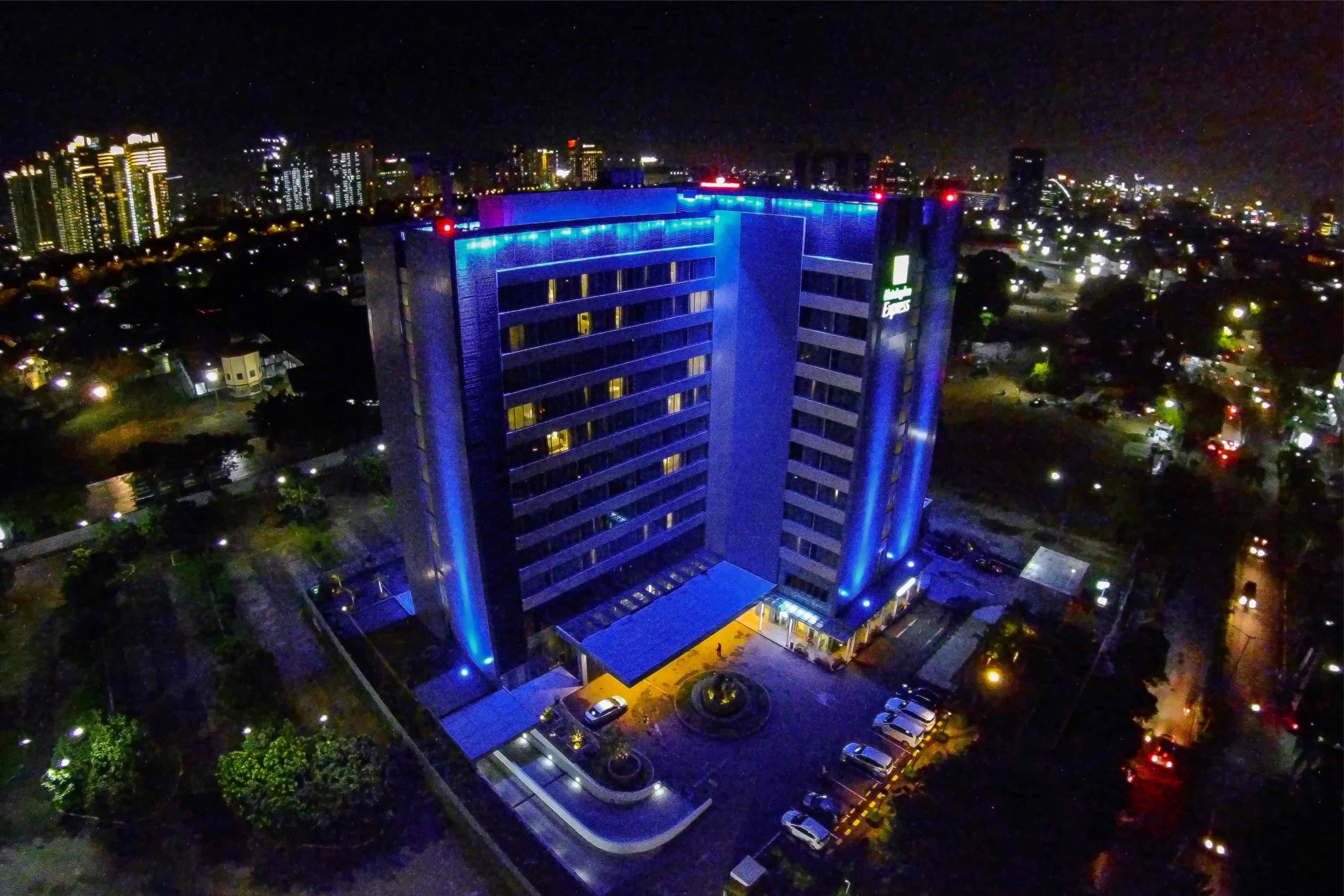 Holiday Inn Express Jakarta International Expo By Ihg Exterior foto