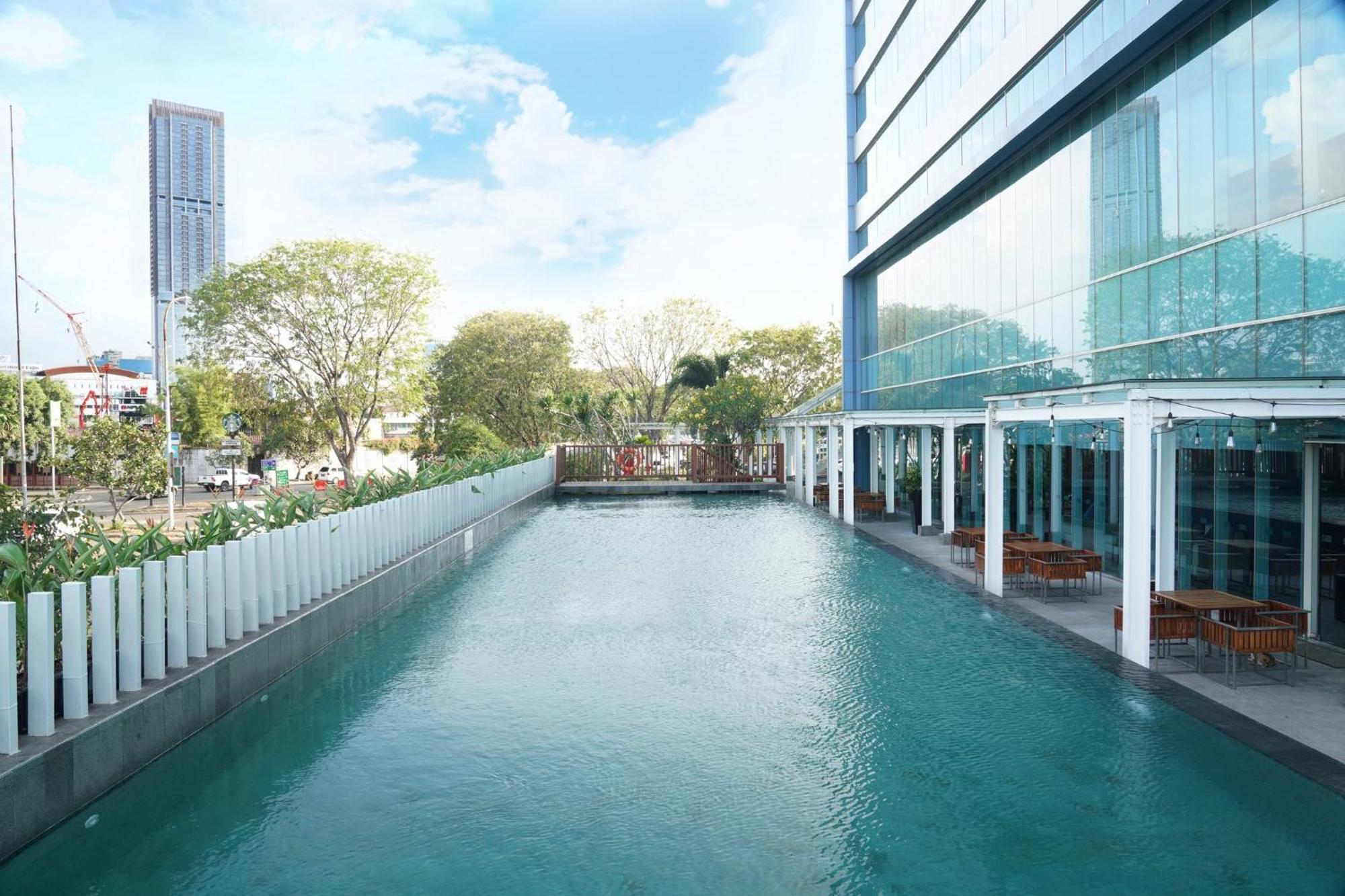 Holiday Inn Express Jakarta International Expo By Ihg Exterior foto