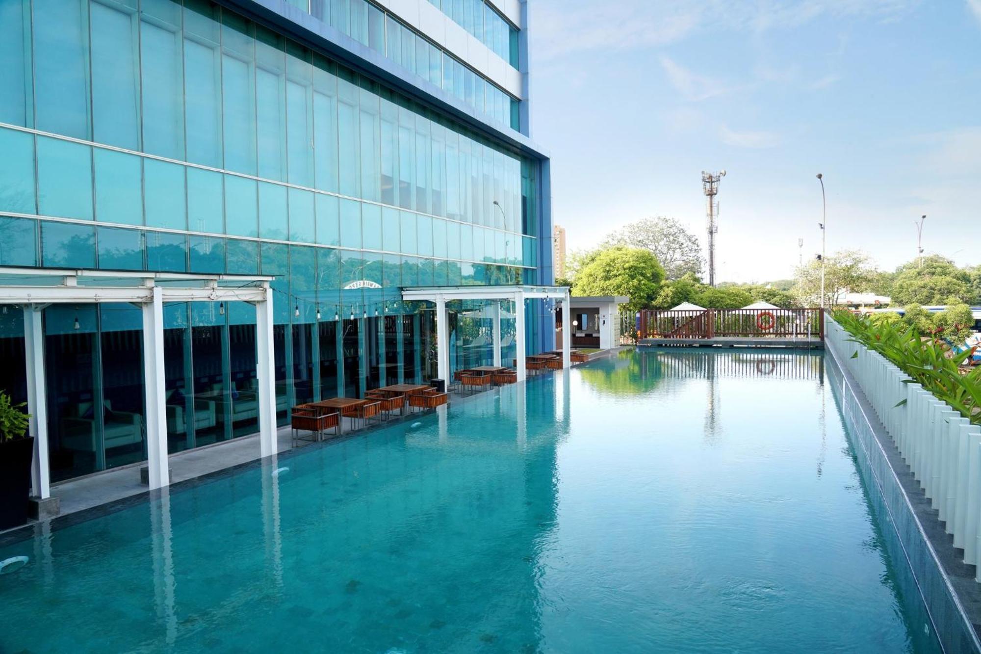 Holiday Inn Express Jakarta International Expo By Ihg Exterior foto